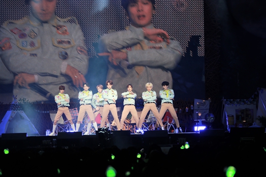 GOT7出道三周年見面會現場照大公開 王嘉爾朴珍榮穿玩偶服萌萌噠【組圖】【3】
