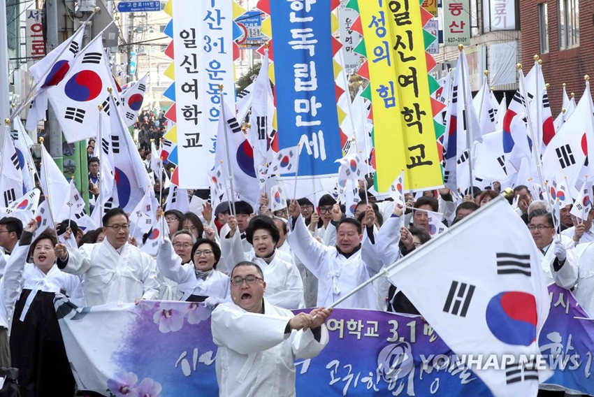 釜山市民們身著傳統服飾，手舉太極旗走上街頭，重現“萬歲運動”景象。