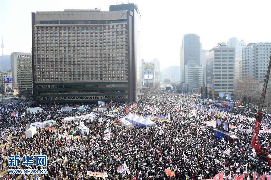 3月4日，在韓國首爾市中心，反對彈劾朴槿惠的“挺朴”民眾參加集會。