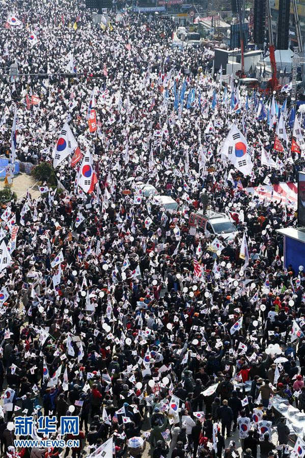 3月4日，在韓國首爾市中心，反對彈劾朴槿惠的“挺朴”民眾參加集會。