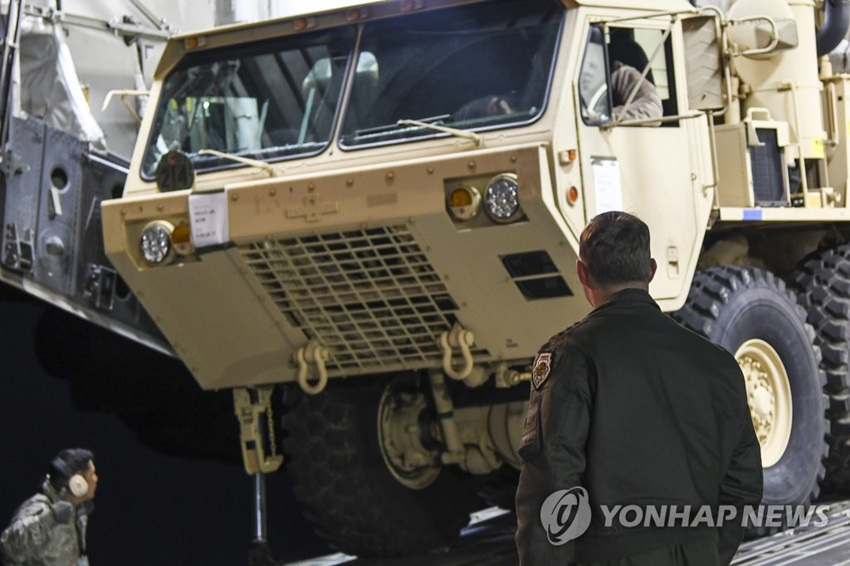 “薩德”系統部分裝備運抵韓國。