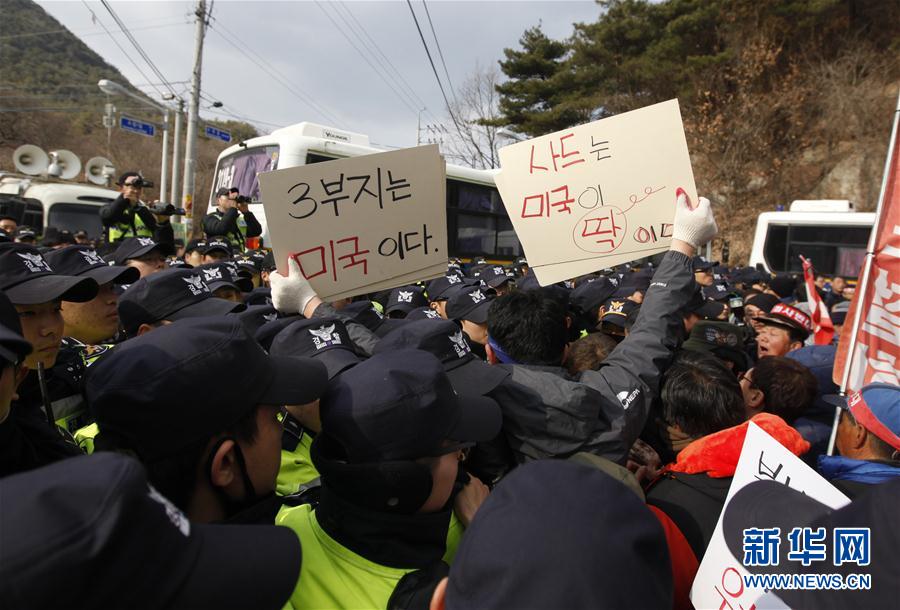 3月8日，在韓國慶尚北道星州郡的星州高爾夫球場附近，抗議民眾與警方對峙。