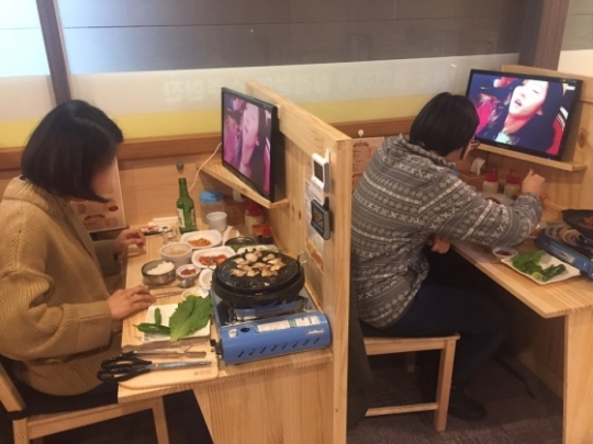 以“獨食（獨自吃飯）族”為主要顧客群的“一人烤肉店”在韓國登場。