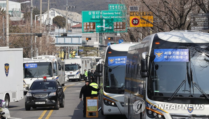 9日上午，韓國警方加強警力，多輛警方車輛開至憲法法院附近。