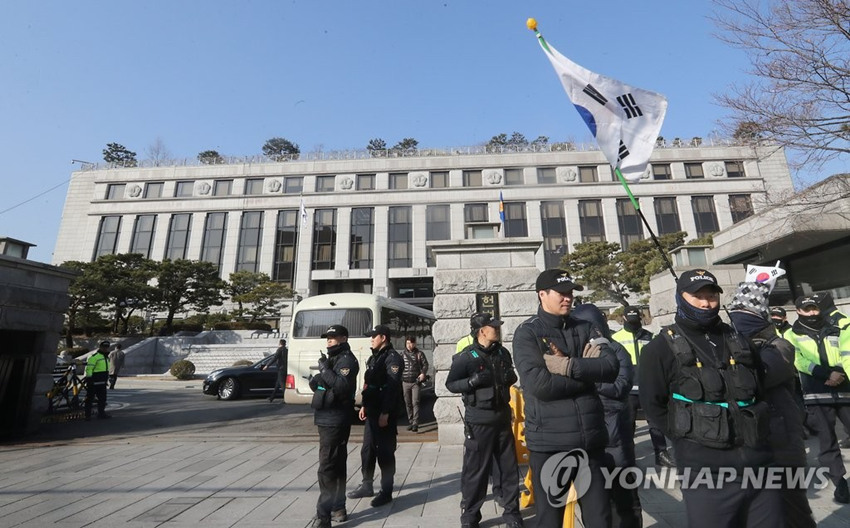 9日，韓國警方加強對憲法法院的警戒力度。