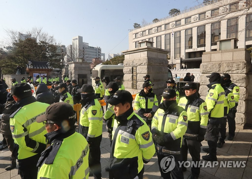 9日，韓國警方加強對憲法法院的警戒力度。