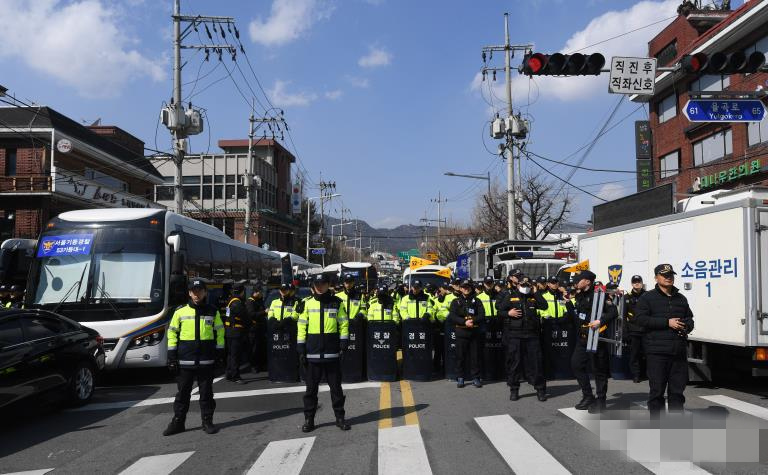 9日下午，韓國警方加強對憲法法院的警戒力度，並對憲法法院前道路實行交通管制。