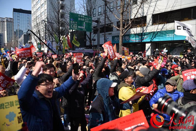 韓國民眾在彈劾案通過后歡呼吶喊。裴埈基攝