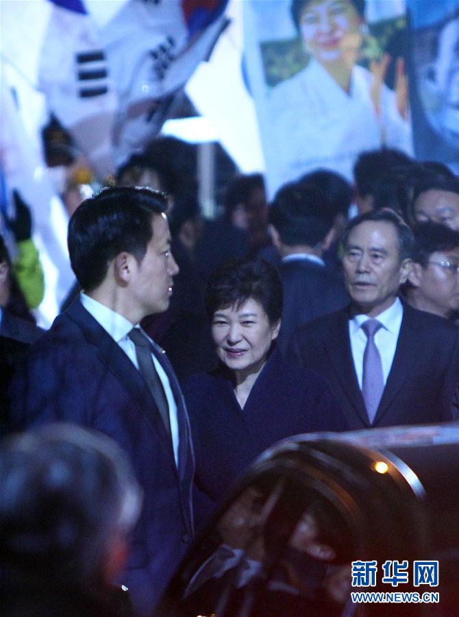 3月12日，朴槿惠（中）抵達位於韓國首爾三成洞的私邸。