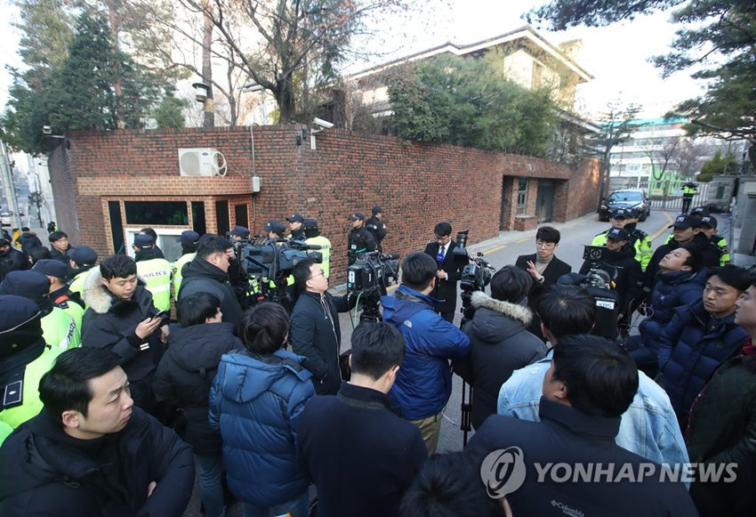 13日，各路媒體紛紛聚集到朴槿惠私宅附近。