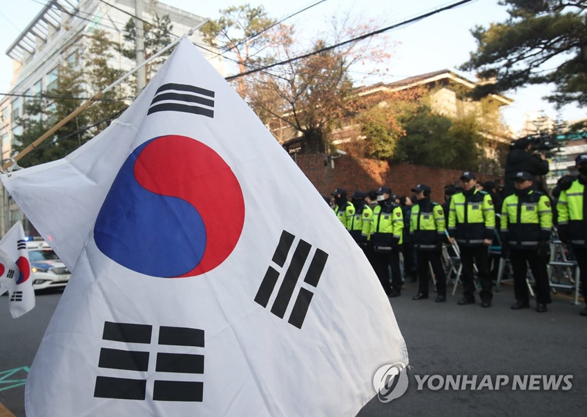 13日，部分朴槿惠的支持在手持太極旗在朴槿惠私宅外高呼“彈劾無效”。警方安排大量警力維持治安。