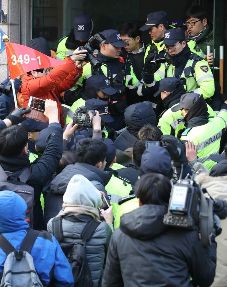 13日，朴槿惠的支持者在其私宅外高喊“彈劾無效”，並阻止媒體記者登上附近建筑物進行拍攝。