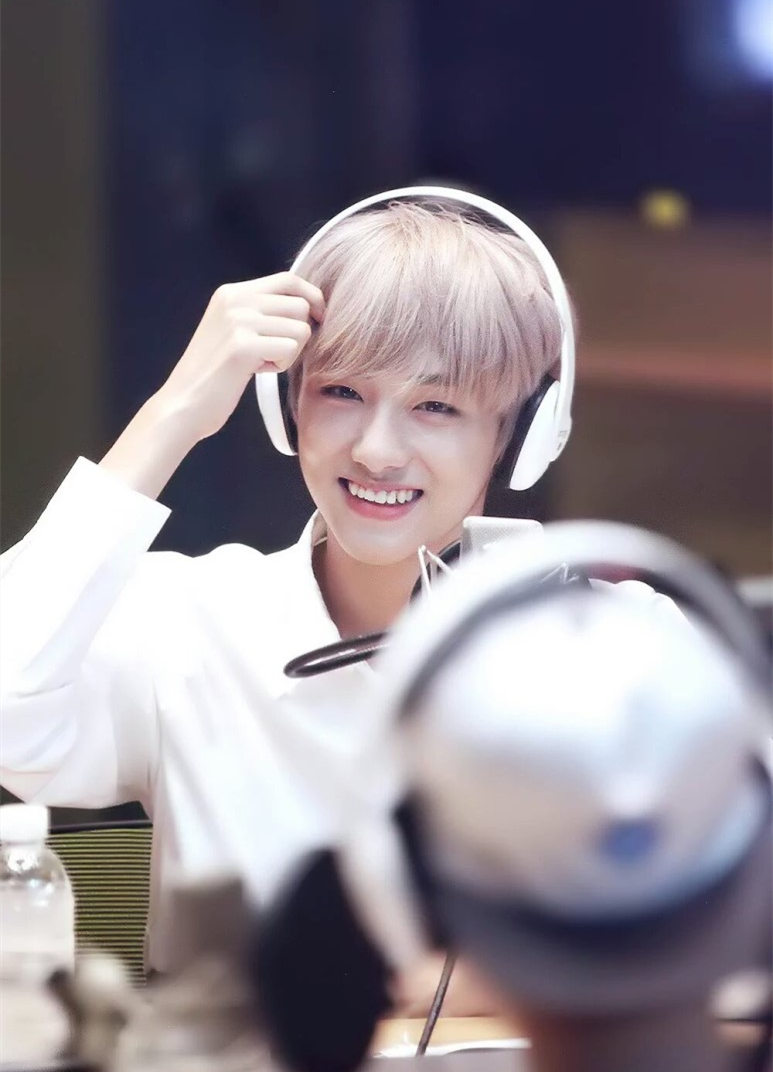 董思成（WINWIN），韓國新晉男團NCT127成員，高顏值、大長腿，華麗表演充滿了力與美。