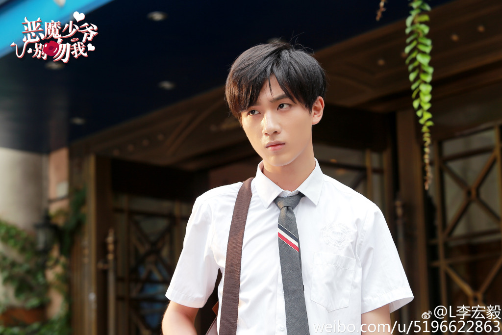 李宏毅，外形俊朗氣質佳、嗓音迷人毒性強。代表作《惡魔少年別吻我》。