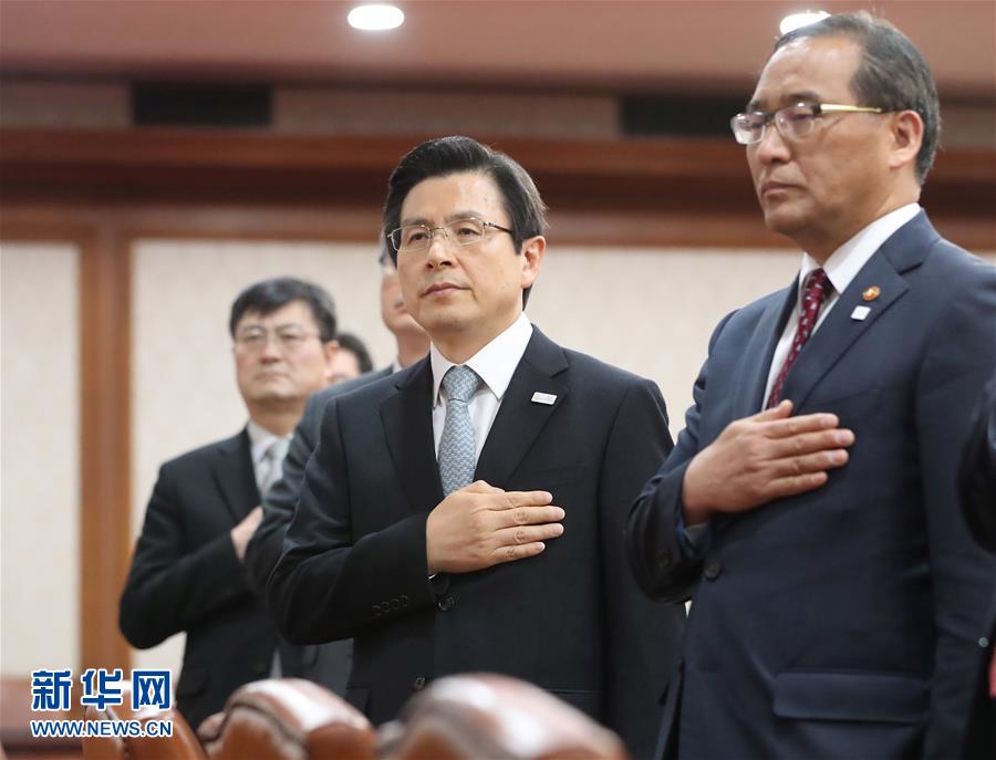 3月15日，在韓國首爾，代行總統職權的國務總理黃教安（右二）在內閣會議上向國旗致敬。