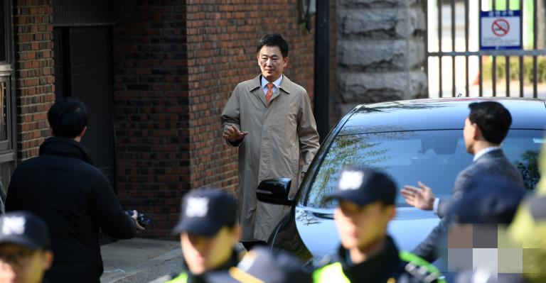 朴槿惠的其中一名代理律師柳榮夏15日下午訪問朴槿惠私宅。