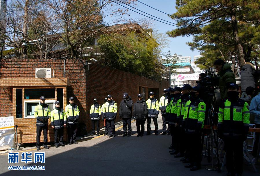 3月15日，在韓國首爾，警察在朴槿惠私宅外警戒。