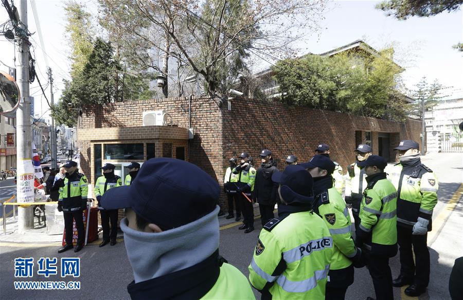 3月15日，在韓國首爾，警察在朴槿惠私宅外警戒。