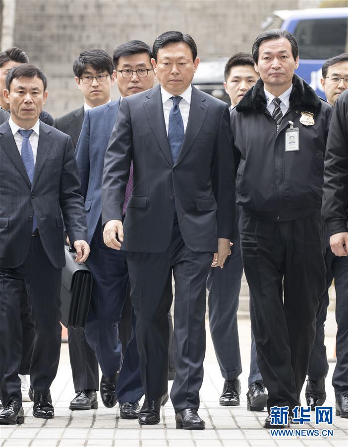 樂天集團會長辛東彬（中）到達韓國首爾中央地方法院，准備出席庭審。