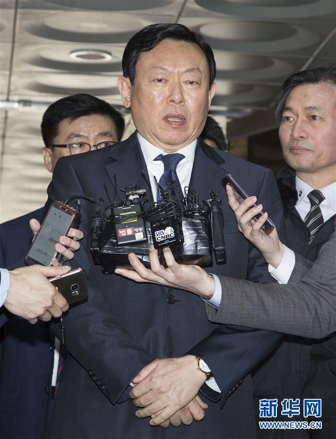 在韓國首爾中央地方法院，樂天集團會長辛東彬在出席庭審前接受記者採訪。