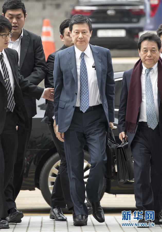 樂天集團會長辛東彬的長兄辛東主（中）到達韓國首爾中央地方法院，准備出席庭審。