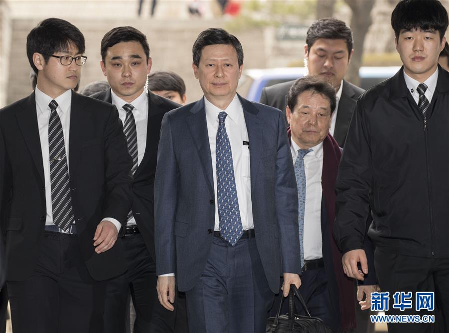 樂天集團會長辛東彬的長兄辛東主（中）到達韓國首爾中央地方法院，准備出席庭審。