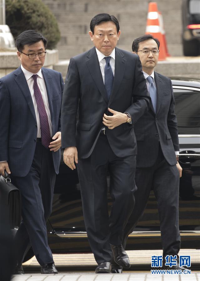 樂天集團會長辛東彬（中）到達韓國首爾中央地方法院，准備出席庭審。