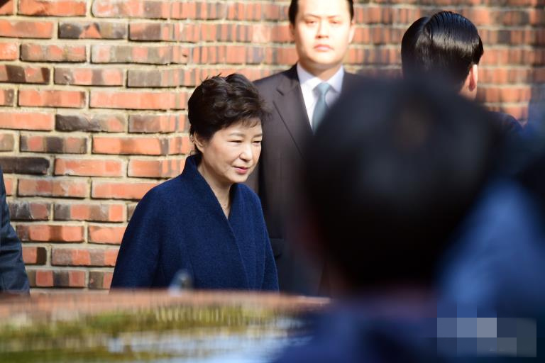 朴槿惠走出家門，前往首爾中央地方檢察廳接受檢察。