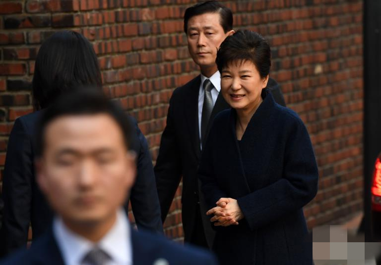 朴槿惠接受韓國檢方調查后於當地時間22日清晨返家，並向聚集在其私宅附近的支持者們微笑致意。