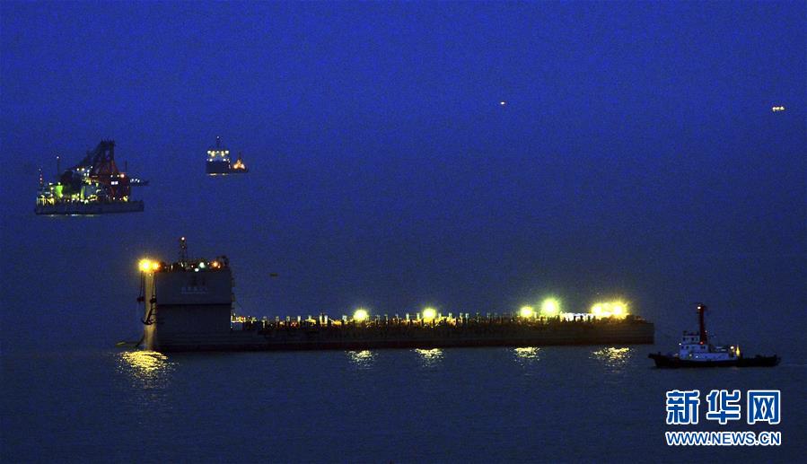 這是3月22日在韓國珍島郡附近海域拍攝的“世越”號沉船打撈作業現場。
