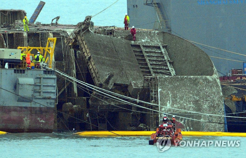 當地時間24日，韓國“世越”號打撈工作繼續進行。
