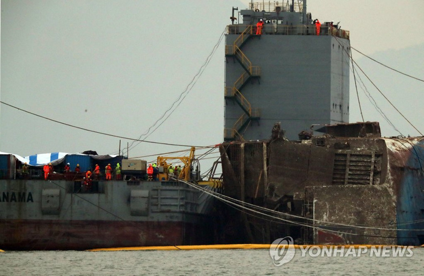 當地時間24日，韓國“世越”號打撈工作繼續進行。