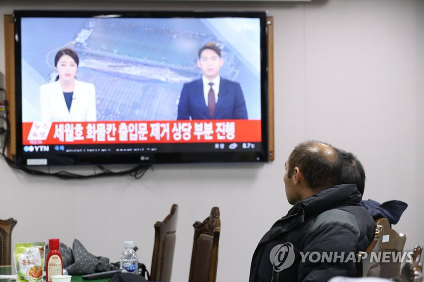 當地時間24日，韓國“世越”號沉船事故失蹤者家屬正在觀看“世越”號打撈相關新聞。