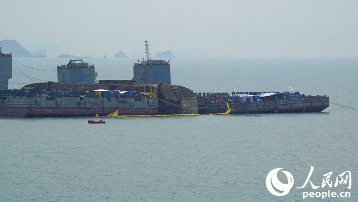 韓“世越”號沉船被撈至靠岸所需高度。 圖片由韓國海洋水產部提供