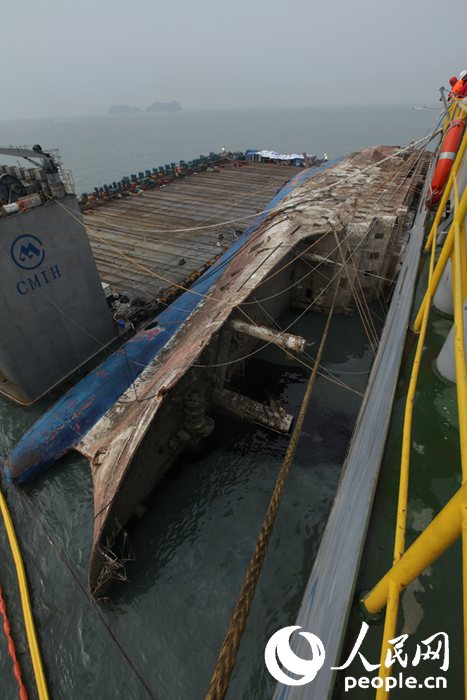 韓“世越”號沉船被撈至靠岸所需高度。 圖片由韓國海洋水產部提供