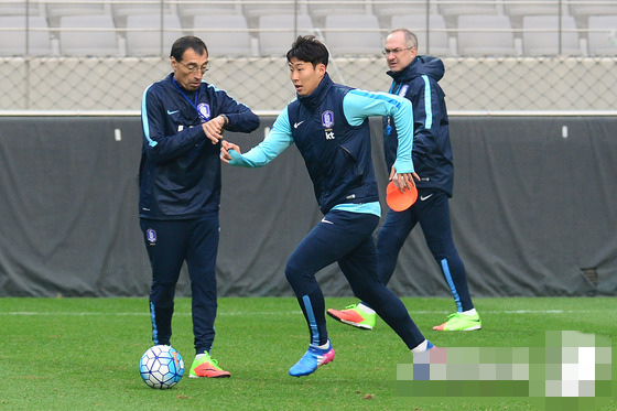 當地時間3月26日下午，韓國男足國家隊在首爾世界杯體育場進行賽前訓練。