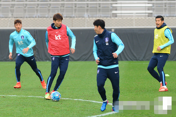 當地時間3月26日下午，韓國男足國家隊在首爾世界杯體育場進行賽前訓練。