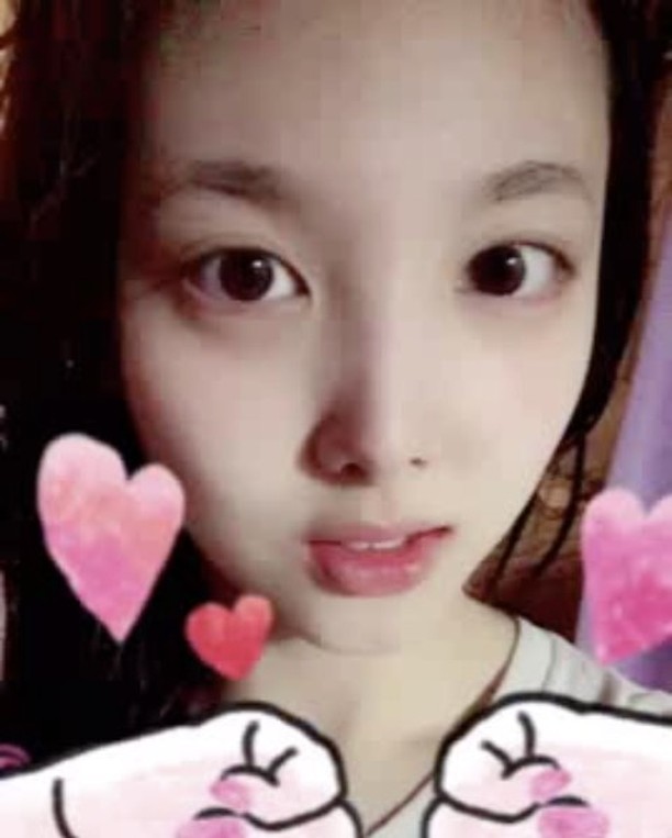 本來就少女感十足的Twice娜璉卸了妝更加顯小，白皙的皮膚，清澈透亮的眼神，簡直像小白兔一樣可愛！