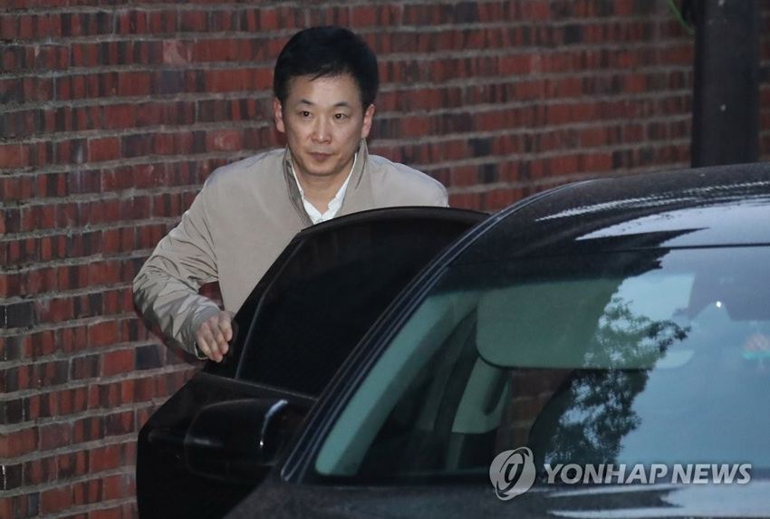 韓國檢方27日提請批捕前總統朴槿惠。當天下午，朴槿惠辯護律師柳榮夏隻身出現在朴槿惠私宅。
