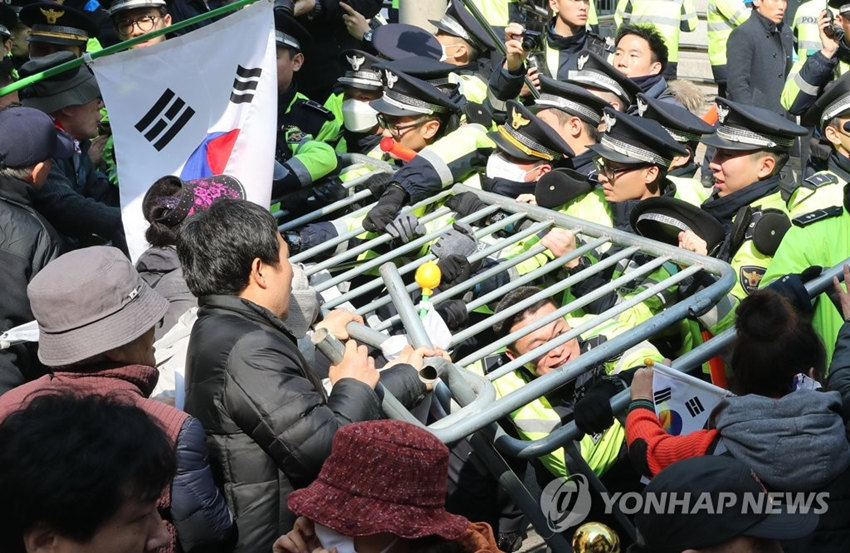 30日上午，在首爾三成洞朴槿惠私宅前，朴槿惠支持者手持障礙物與警方發生了肢體沖突。