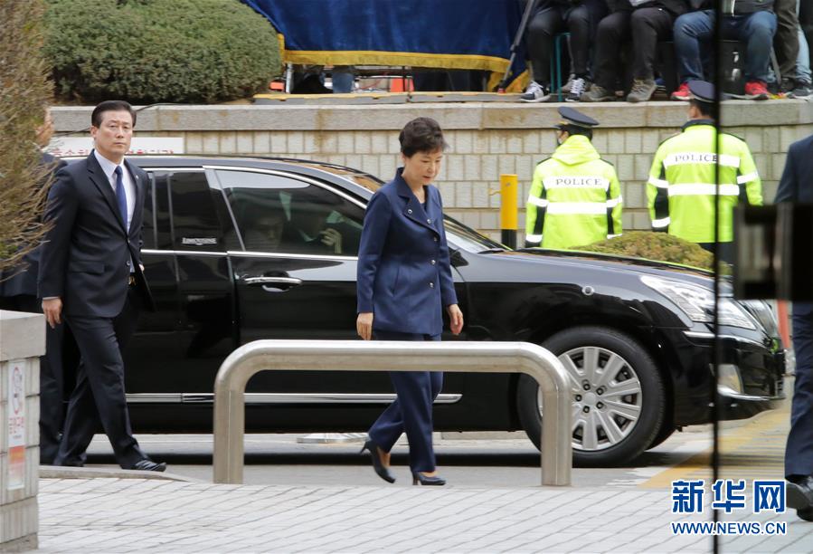 3月30日，在韓國首爾，韓國前總統朴槿惠（中）准備走進首爾中央地方法院。