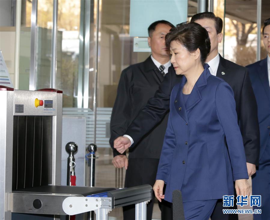 3月30日，在韓國首爾，韓國前總統朴槿惠（前）走進首爾中央地方法院。