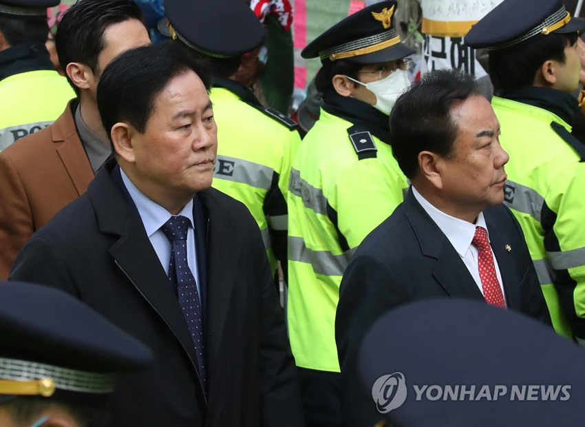 韓國前經濟副總理崔炅煥（左）30日上午現身朴槿惠私宅。