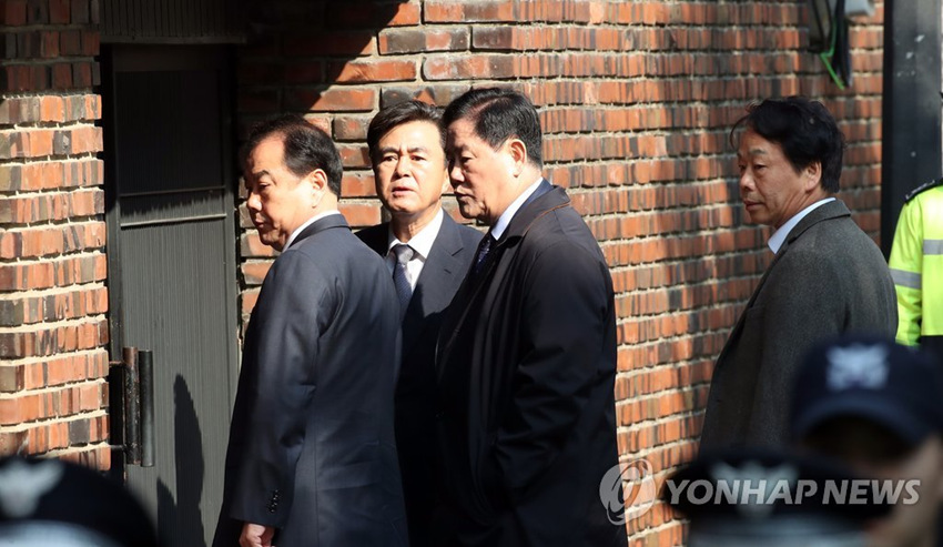 韓國前經濟副總理崔炅煥（右二）30日上午現身朴槿惠私宅。