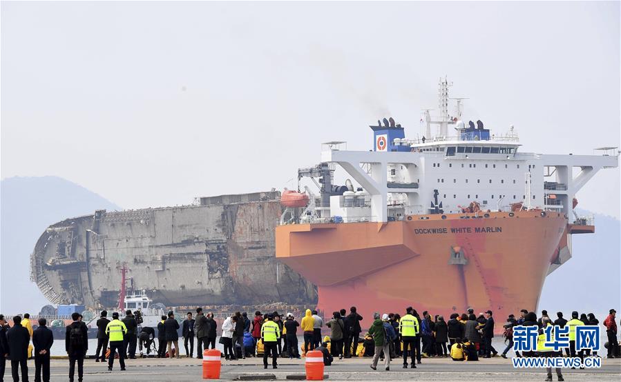 3月31日，載有韓國“世越”號沉船船體的半潛船抵達木浦新港。