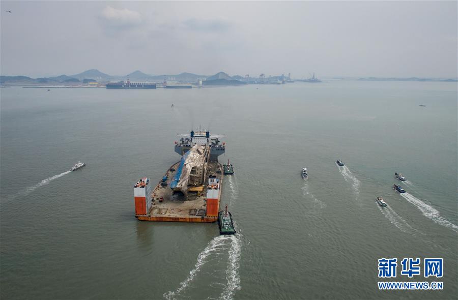 3月31日，載有韓國“世越”號沉船船體的半潛船抵達木浦新港。