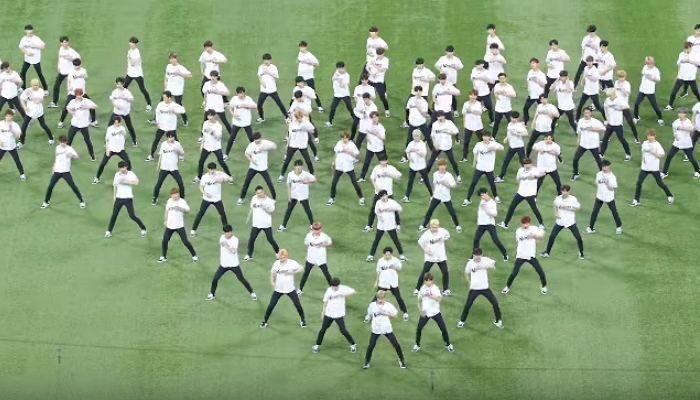 《Produce 101》98名选手棒球场表演 队形整齐