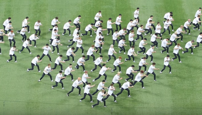 《Produce 101》98名选手棒球场表演 队形整齐