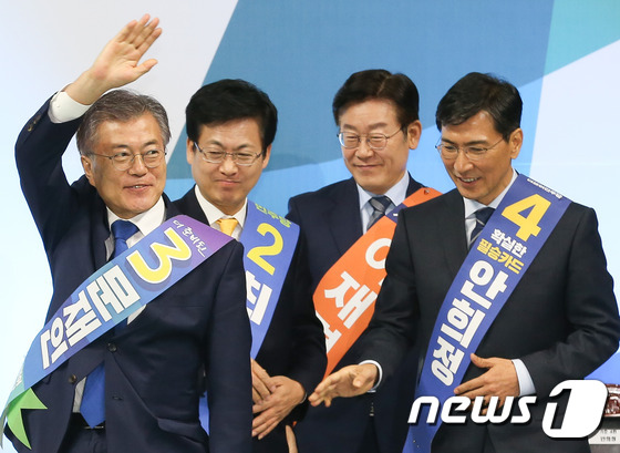 韓國共同民主黨3月31日在釜山舉行該黨總統候選人黨內競選的嶺南站選舉。左起依次為文在寅、崔星、李在明和安熙正。