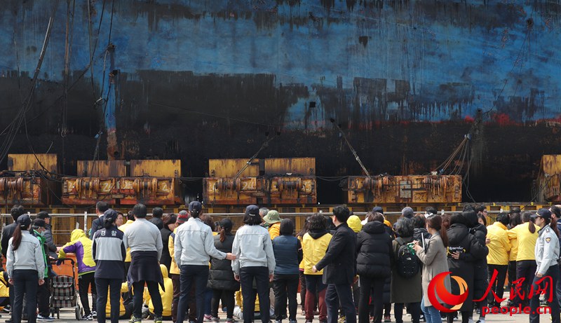 韓國“世越”號沉船抵達木浦新港。 圖片由韓國海洋水產部提供 